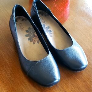 Taos Footwear Women's Black Flats